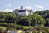 Ausflugstipp Niederösterreich: Das Renaissanceschloss Schallaburg. Am Bild sieht man ein wunderschönes Schloss, welches von einem Wald umgeben ist.