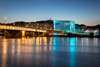 Blick vom anderen Ufer der Donau auf das beleuchtete Ars Electronica Center bei Nacht