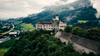 Zum Urlaub im Gesäuse gehört ein Besuch der Burg Strechau. Auf dem Bild sieht man eine Luftaufnahme der Burganlage.