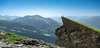 Zum Urlaub in Osttirol gehört das Wandern. Auf dem Bild sieht man einen Menschen auf der steilen Bretterwandspitze.