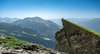 Zum Urlaub in Osttirol gehört das Wandern. Auf dem Bild sieht man einen Menschen auf der steilen Bretterwandspitze.