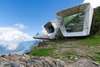 Pustertal: Blick auf die moderne Architektur des Mountain Museums an einem sonnigen Sommertag. 