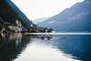 Zum Urlaub im Salzkammergut gehört Hallstatt. Auf dem Bild sieht man ein Ruderboot auf dem See.