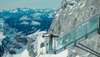 Schladming: Blick auf Dachstein Skywalk im Winter, darauf ein Mann mit ausgebreiteten Armen. 