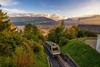 Zu Sehenswürdigkeiten in Innsbruck gehört auf jeden Fall die Hungerburgbahn zur Nordkette. Auf dem Bild sieht man die Bahn wie sie auf den Berg fährt. 