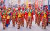 Villacher Fasching: Eine Gruppe verkleideter Clowns geht durch eine Gasse beim Villacher Faschingsumzug. 