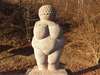 Zu den Wachau Sehenswürdigkeiten gehört die Venus von Willendorf. Auf dem Bild sieht man eine Replik nahe dem Museum.