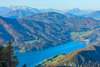 Zum Wandern bei Salzburg gehört der Gaisberg. Das Foto zeigt einen Blick vom Schober über den Fuschlsee und vorbei am Gaisberg.