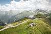 Zum Wandern bei Salzburg gehört der Stubnerkogel. Auf dem Bild sieht man Wandersleute vor einer Hütte.