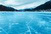 Urlaub am Weissensee: Der zugefrorene Weissensee mit dicker Eisdecke