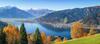 Zell am See: Auf dem Bild sieht man eine Vogelperspektive des Orts über den See hinweg an einem sonnigen, herbstlichen Tag. 