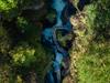 Zell am See und Kaprun: Auf dem Bild sieht man eine Luftaufnahme der Sigmund-Thun-Klamm mit Holzstegen und tosendem Wasser im Sommer.