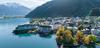 Zell am See: Blick über den Zeller See, auf die umliegenden Berge und die Häuser am Seeufer im Herbst.
