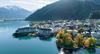Zell am See: Blick über den Zeller See, auf die umliegenden Berge und die Häuser am Seeufer im Herbst.