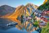Hallstatt: Blick auf Hallstatt und den See samt Fähre bei untergehender Sonne. Hallstatt gehört zu den schönsten Orten Österreichs. 