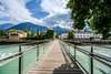 Blick auf die Altstadt von Lienz über eine Brücke hinweg. Lienz zählt zu den schönsten Orten in Österreich und den Alpen. 