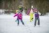 Erwachsene und Kinder fahren im Winter Schlittschuh