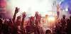 Die besten Festivals in Österreich 2026: Im Bild sieht man Hände und Arme, die von einem Konzertpublikum in die Höhe gestreckt werden. 