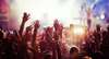 Die besten Festivals in Österreich 2026: Im Bild sieht man Hände und Arme, die von einem Konzertpublikum in die Höhe gestreckt werden. 