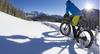 Winterurlaub in Österreich: Ein Biker auf einem Fatbike in der tiefverschneiten Landschaft von Schladming-Dachstein. 
