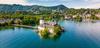 Gmunden am Traunsee: Das Schloss Ort umgeben vom Traunsee