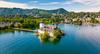 Gmunden: Das Schloss Ort umgeben vom Traunsee