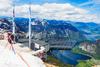 Zug nach Hallstatt: Auf dem Bild sieht man die Aussichtsplattform 5fingers am Dachstein Krippenstein mit Blick auf den Hallstättersee.