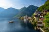 Zug nach Hallstatt: Auf dem Bild sieht man ein Schiff am Hallstättersee kurz vor dem Anlegen.