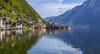 Zug nach Hallstatt: Auf dem Bild sieht man den Blick auf den See mit historischen Häusern und den Bergen des Salzkammerguts.