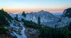 Wanderwege in Österreich: Blick auf eine Berglandschaft in der Abenddämmerung.