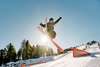 Mit dem Zug zur Piste: Im Skigebiet Kreischberg wartet auch ein Snowpark. Auf dem Bild sieht man einen Skifahrer im Sprung nach einer Schanze. 