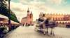 Krakau Sehenswürdigkeiten: Der Krakauer Marktplatz mit der Marien-Basilika im Hintergrund. 