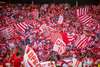 Zu den Sehenswürdigkeiten von Belgrad gehört das Rajko-Mitić-Stadion. Auf dem Bild sieht man Fußballfans und Flaggen. Auf dem Bild sind Fußballfans mit Flaggen zu sehen.