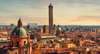 Bologna Sehenswürdigkeiten: Die Stadt Bologna in der Vogelperspektive/im Überflug. 
