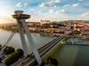 Zu den Bratislava Sehenswürdigkeiten gehört das UFO. Auf dem Bild sieht man die Aussichtsplattform über der Brücke des Slowakischen Nationalaufstandes, der Most SNP.