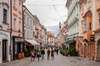Zu den Bratislava Sehenswürdigkeiten gehört die historische Altstadt. Auf dem Bild sieht man eine Gasse mit bunten Häusern.