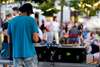 Zu den Bratislava Sehenswürdigkeiten gehört die junge Szene. Auf dem Bild sieht man einen DJ bei einem Festival in der Bratislava Innenstadt. 