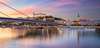 Bratislava Sehenswürdigkeiten: Blick auf die Burg von Bratislava, die Altstadt und eine Brücke im Abendlicht. 