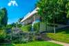 Zu den Brünn Sehenswürdigkeiten gehört die Villa Tugendhat. Auf dem Bild sieht man sie bei sommerlichen Wetter von außen.