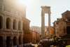 Das Teatro di Marcello ist sowas wie das kleine Kolosseum, allerdings älter und besser erhalten. Es ist eines der Geheimtipps für Rom. Im Bild sieht man im Gegenlicht der Sonne einen Teil der Außenfassade. 