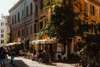 Trastevere ist eines der Viertel in Rom, das noch sehr lebendig ist. Bars, Restaurants, kleine Gässchen: Es ist definitiv ein Geheimtipp für Rom. Im Bild sieht man eine alternde, mit Grün bewachsene Häuserecke, links und rechts Kopfsteinpflastergassen, alles im Licht der Abendsonne. 
