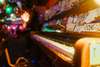 Budapest Sehenswürdigkeit: Ein Bild aus der bekannten Ruin Bar Szimpla Kert. Man sieht das Klavier beim schummrigen Licht, darauf sind viel Graffitti und bunte Aufkleber.