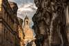 Zu den Dresden Sehenswürdigkeiten gehört die Dresdener Frauenkirche. Auf dem Bild sieht man sie bei Tags in einer ungewöhnlichen Perspektive. Hier sind barocke Details im Vordergrund. 