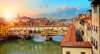 Zu den Florenz Sehenswürdigkeiten gehört die Ponte Vecchio. Auf dem Bild sieht man sie in der goldenen Stunde.