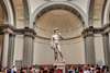 Zu den Florenz Sehenswürdigkeiten gehört die Statue des David. Auf dem Bild sieht man diese in der Galleria dell’Accademia.
