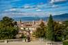 Zu den top Florenz Sehenswürdigkeiten gehört der Piazzale Michelangelo. Auf dem Bild sieht man zwei Personen, wie sie die Aussicht auf die Stadt an einem Sommertag genießen.