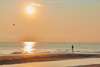 Sonnenaufgang an einem Sandstrand im italienischen Rimini