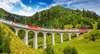 Glacier Express: Bild vom Zug in der grünen Landschaft