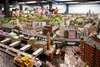 Hamburg Highlights: Ein Blick auf das Miniatur Wunderland in Hamburg, im Hintergrund sieht man Besucher:innen