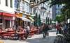 Hamburg Highlights: Ein Blick auf eine belebte Straße im Schanzenviertel, Menschen sitzen in Gastgärten in der Sonne